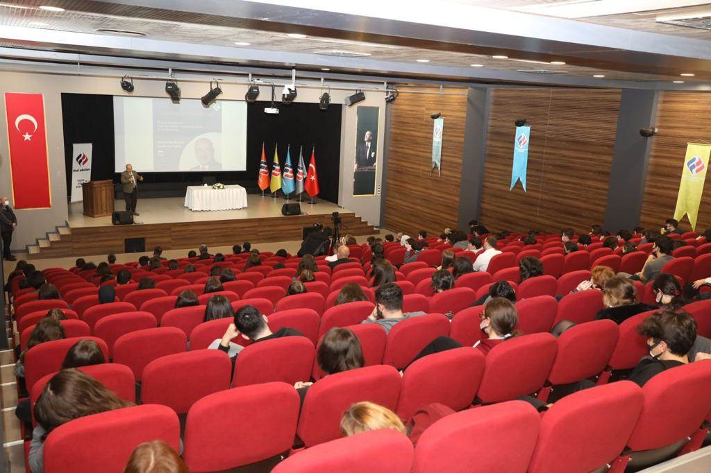  TECRÜBESİNİ ÖĞRENCİLERLE PAYLAŞTI